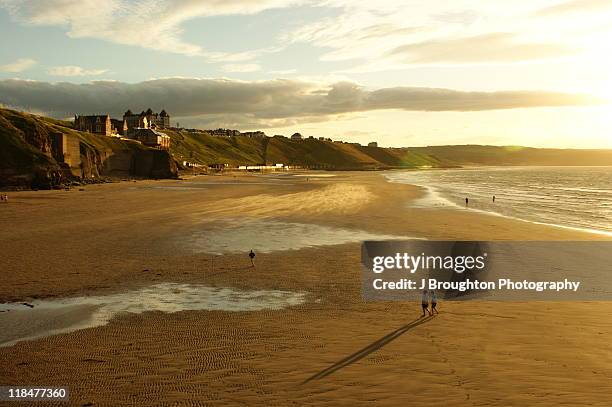 low evening sun on beach - yorkshire imagens e fotografias de stock