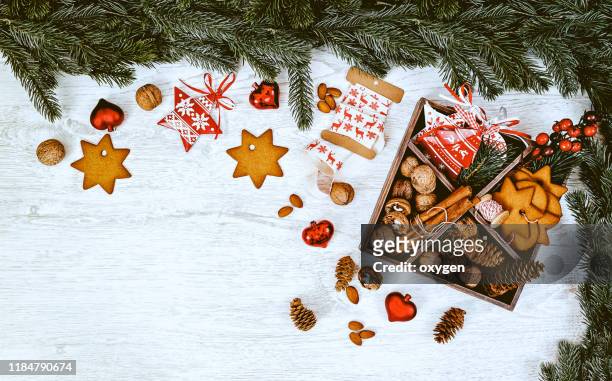 christmas decoration with box and cookies over the white wooden background. flatlay composition - box white flat stock-fotos und bilder