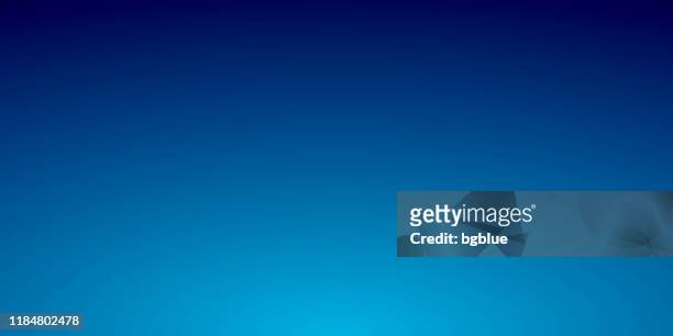 abstrakter verschwommener hintergrund - defokussierter blauer farbverlauf - blue stock-grafiken, -clipart, -cartoons und -symbole