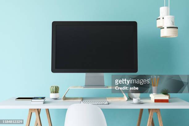 office workplace computer mit weißem leeren bildschirm - schreibtisch stock-fotos und bilder