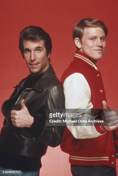 American actors Henry Winkler and Ron Howard as Arthur 'The Fonz' Fonzarelli and Richie Cunningham in the sitcom 'Happy Days', circa 1980.