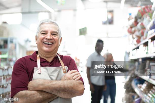 portret van glimlachend senior worker bij wholesale - straatverkoper stockfoto's en -beelden