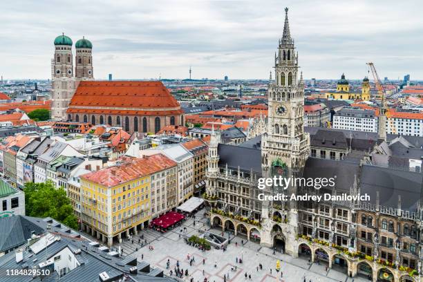 marienplatz in münchen - luftaufnahme zum neuen rathaus und zur frauenkirche - münchner frauenkirche stock-fotos und bilder