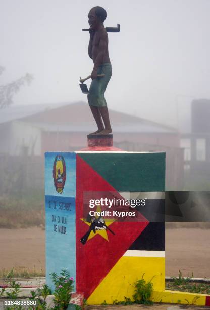 mueda, mozambique, africa, 2009 - african war memorial - 2 de setembro - dia da vila de mueda - civil war statue stock pictures, royalty-free photos & images