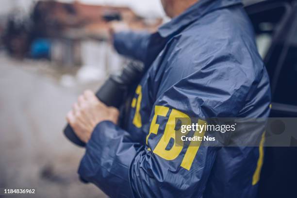 ein fbi-agent benutzt eine waffe in aktion - cia organisierte gruppe stock-fotos und bilder