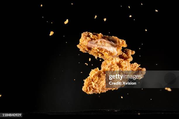 crispy chicken meat flying in mid air captured with high speed sync."n - hohe aufnahmegeschwindigkeit stock-fotos und bilder