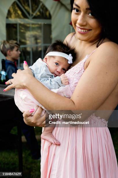 bruiloftsgasten, latijns-amerikaanse moeder en baby dochter. - huwelijkspartij stockfoto's en -beelden