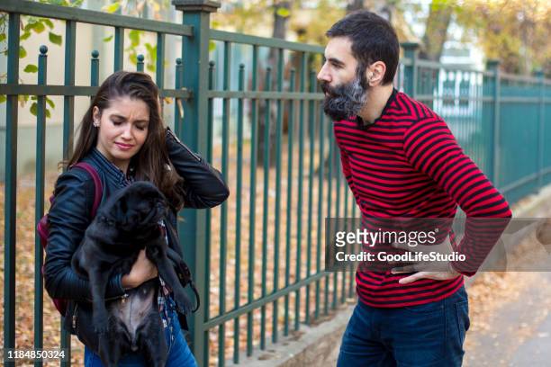 coppia che litiga per strada - angry dog foto e immagini stock