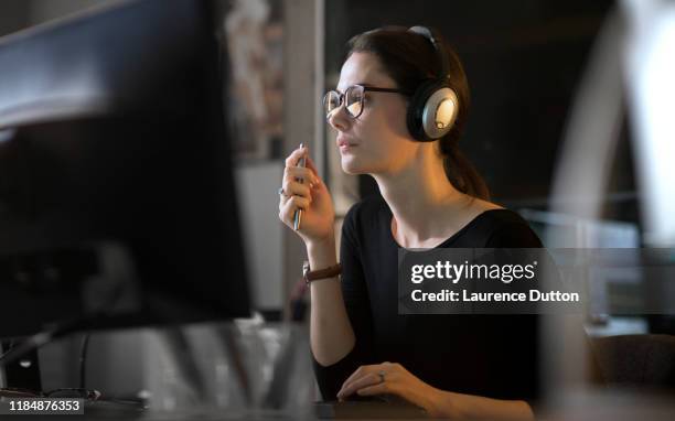 computer sound editor vrouw - eye test equipment stockfoto's en -beelden