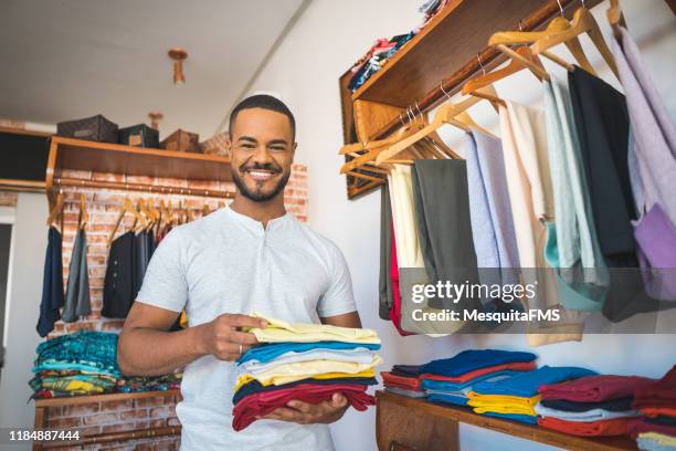 portret van kledingwinkel ondernemer - clothing store stockfoto's en -beelden