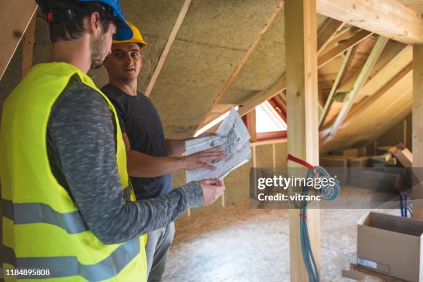 discussiëren over blauwdruk - house insulation not posing stockfoto's en -beelden