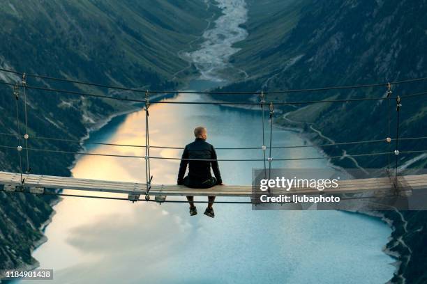 c'est un endroit magnifique ! - état fédéré du tyrol photos et images de collection