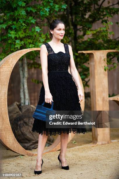 Silhouette En Carton Grandeur Nature Laetitia Casta En Robe Transparente - Celebrity Cutouts