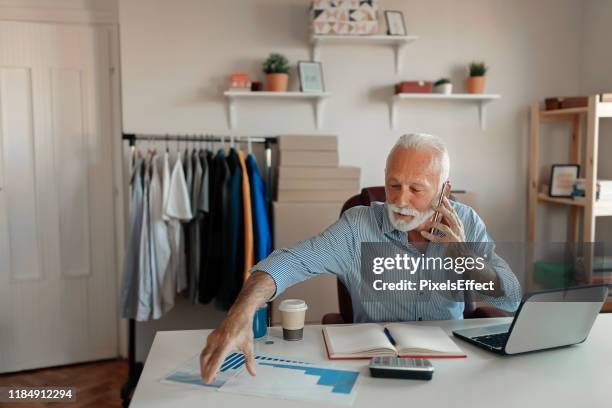 man werkt in een moderne bedrijfsomgeving - slim box 63 stockfoto's en -beelden