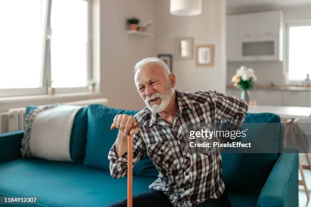 l'uomo anziano soffre di mal di schiena - human joint foto e immagini stock