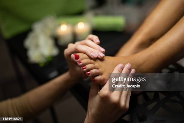 ontspannende voetmassage in beauty spa - pedicure stockfoto's en -beelden