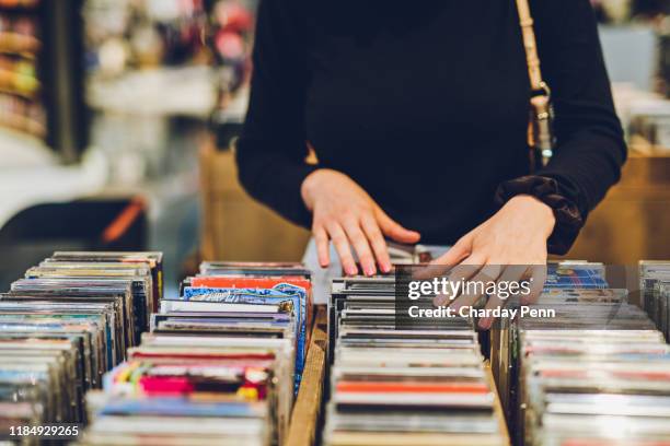 la cacería está en - compact disc fotografías e imágenes de stock