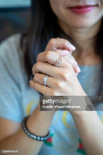 diamond ring on the woman's finger. - skin diamond stockfoto's en -beelden