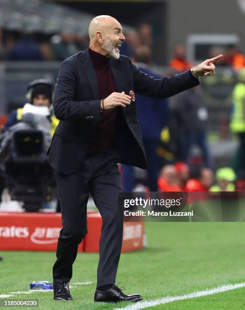 Milan coach Stefano Pioli issues instructions to his players during the Serie A match between AC Milan and SPAL at Stadio Giuseppe Meazza on October...