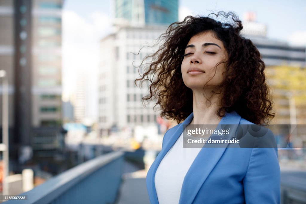 Geschäftsfrau entspannt im Freien