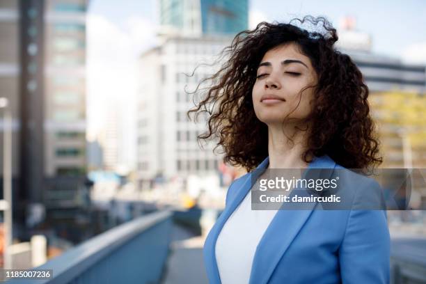 mujer de negocios relajarse al aire libre - tranquilidad fotografías e imágenes de stock
