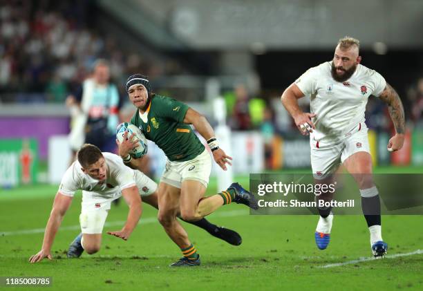 Cheslin Kolbe of South Africa breaks through the tackle of Owen Farrell of England to score his team's second try during the Rugby World Cup 2019...