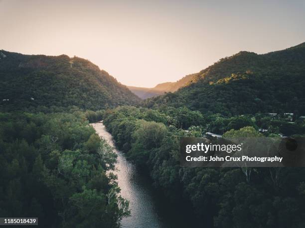 barron river - australian rainforest photos et images de collection