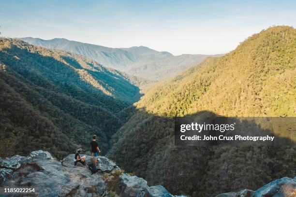 windin falls tourists - australian outback landscape stock-fotos und bilder