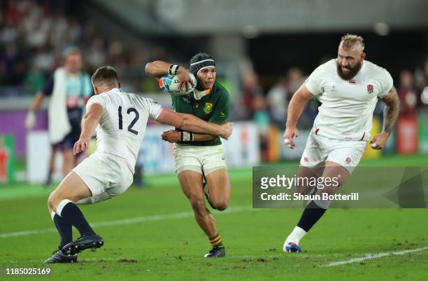 Cheslin Kolbe of South Africa beats the tackles of Owen Farrell and Joe Marler to score the second try as Anthony Watson of England looks dejected...