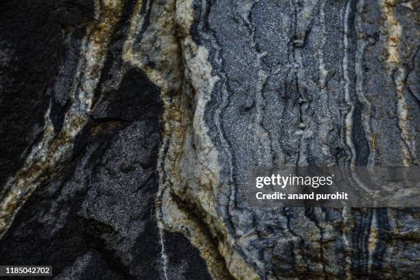 geological layers in stone texture - strate géologique photos et images de collection