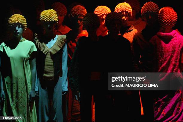 Models are seen during a fashion show in Sao Paulo, Brazil 01 February 2003. Modelos finalizan la presentacion del disenador brasileno Ronaldo Fraga...