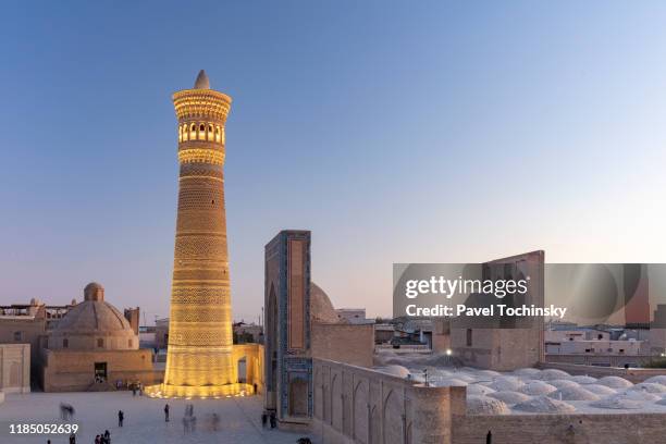 sunset over kalyan mosque and kalyan minaret built by the qarakhanid ruler mohammad arslan khan in 1127, bukhara, uzbekistan - minaret stockfoto's en -beelden