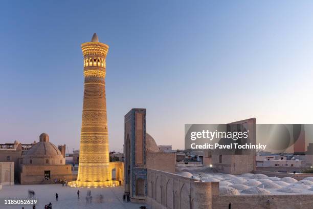 sunset over kalyan mosque and kalyan minaret built by the qarakhanid ruler mohammad arslan khan in 1127, bukhara, uzbekistan - minaret - fotografias e filmes do acervo