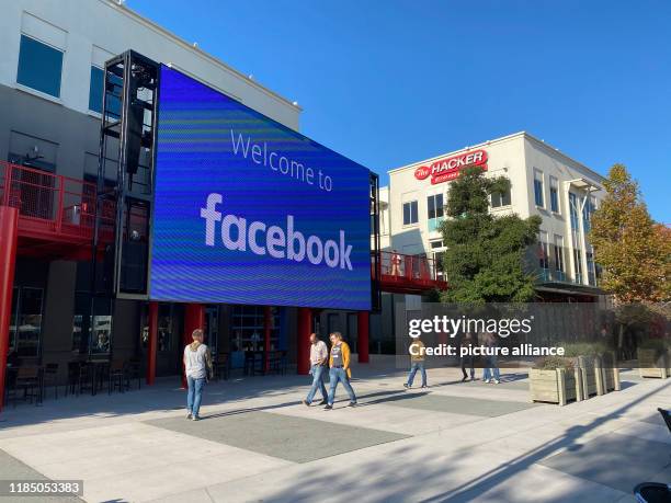 November 2019, US, Menlo Park: Employees of the Internet company Facebook walk through the courtyard of the company campus in Menlo Park, California....