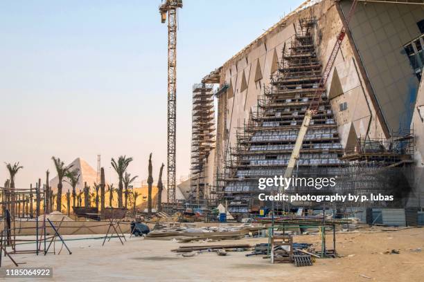 the grand egyptian museum (gem) under construction - grand egyptian museum fotografías e imágenes de stock