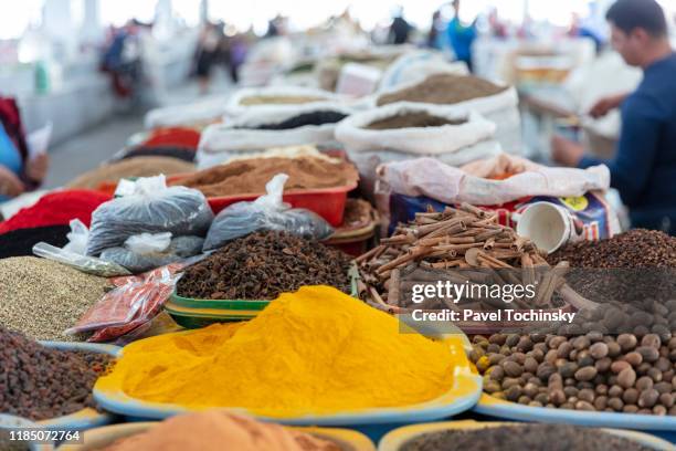 spices in siab bazaar - traditional market in old samarkand, uzbekistan, 2019 - bazaar stockfoto's en -beelden