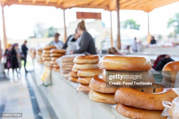 uzbek bread in siab bazaar - traditional market in old samarkand, uzbekistan, 2019 - people stand stock-fotos und bilder