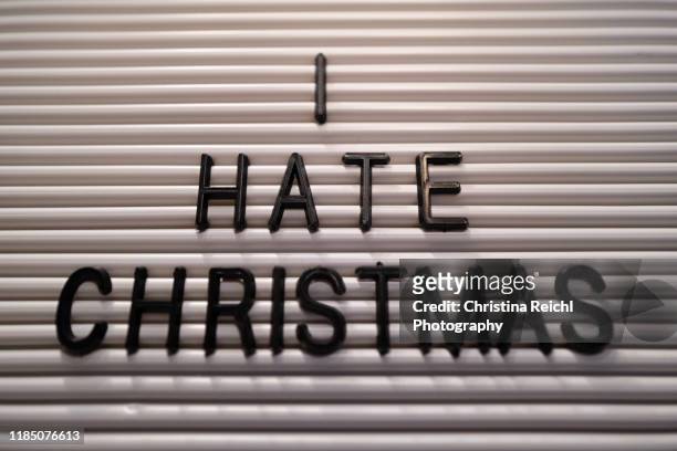 letter board reading "i hate christmas" - hate stock-fotos und bilder