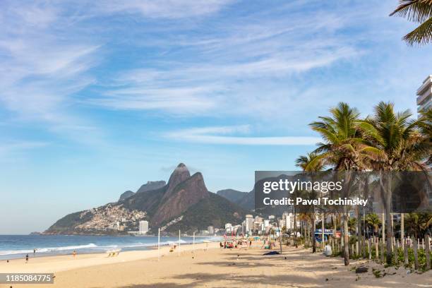 ipanema beach in rio de janeiro in the morning, brazil - rio de janeiro stockfoto's en -beelden