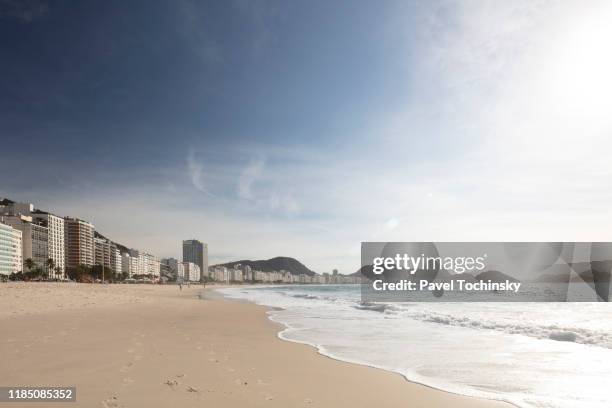 copacabana beach and district overlooking sugarloaf mountain, rio de janeiro, brazil - urban beach stockfoto's en -beelden