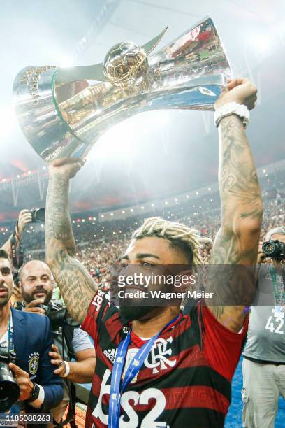 Gabriel Barbosa of Flamengo lifts the trophy after winning the Brasileirao 2019 after the match against Ceará at Maracana Stadium on November 27,...
