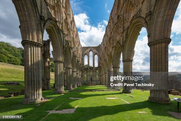 ruins of cistercian abbey in rievaulx destroyed during the dissoluteness of monasteries under henry viii, yorkshire, england, 2018 - ruin foto e immagini stock