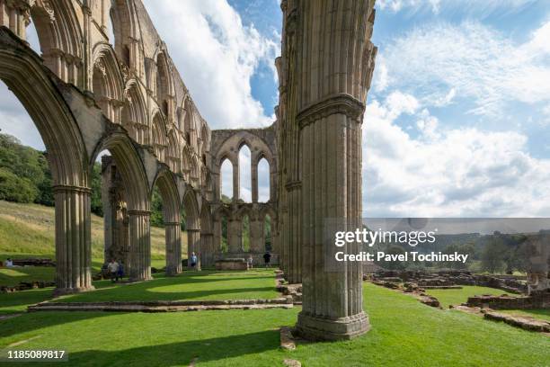 ruins of cistercian abbey in rievaulx destroyed during the dissoluteness of monasteries under henry viii, yorkshire, england, 2018 - rievaulx abbey fotografías e imágenes de stock