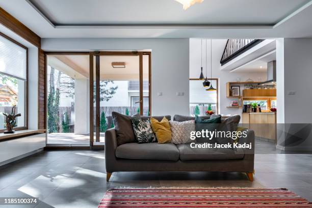 modern living room - espacio confortable fotografías e imágenes de stock