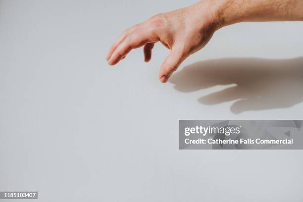 hand - reiken stockfoto's en -beelden