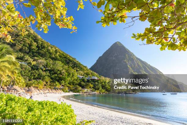 gros piton - the famous volcanic peak in st lucia, 2019 - caraïbéen photos et images de collection