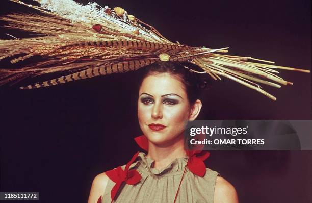 Model presents a hat from the Autum-Winter collection 2000-2001 by Macario Gimenez, at the beginning of fashion week in Mexico, 28 March 2000. Una...