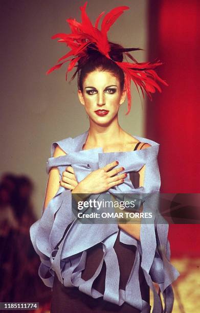Model presents part of the Autum-Winter 2000-2001 collection by Macario Gimenez at the beginning of fashion week in Mexico, 28 March, 2000. Una...