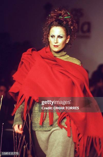 Model presents part of the Autum-Winter 2000-2001 collection by Macario Gimenez, at the beginning of fashion week in Mexico, 28 March 2000. Una...