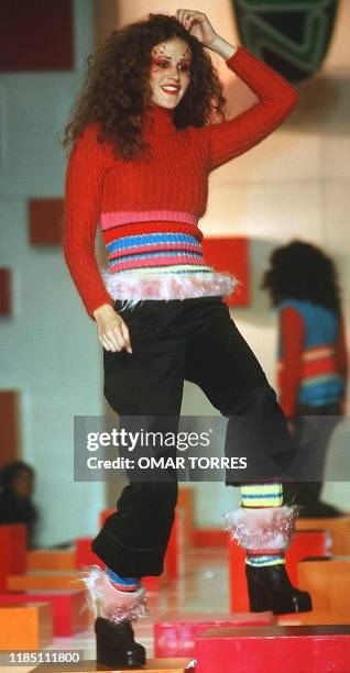 Model during the presentation of the Otono-Invierno collection of designer Cinthia Gomez, 31 March 2000 in the week of the fashion in Mexico. Afp...